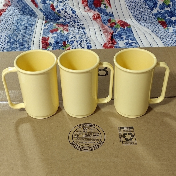Vintage‎ Rubbermaid Set of 3 Yellow Melamine Trays With Cups - Picture 7 of 12
